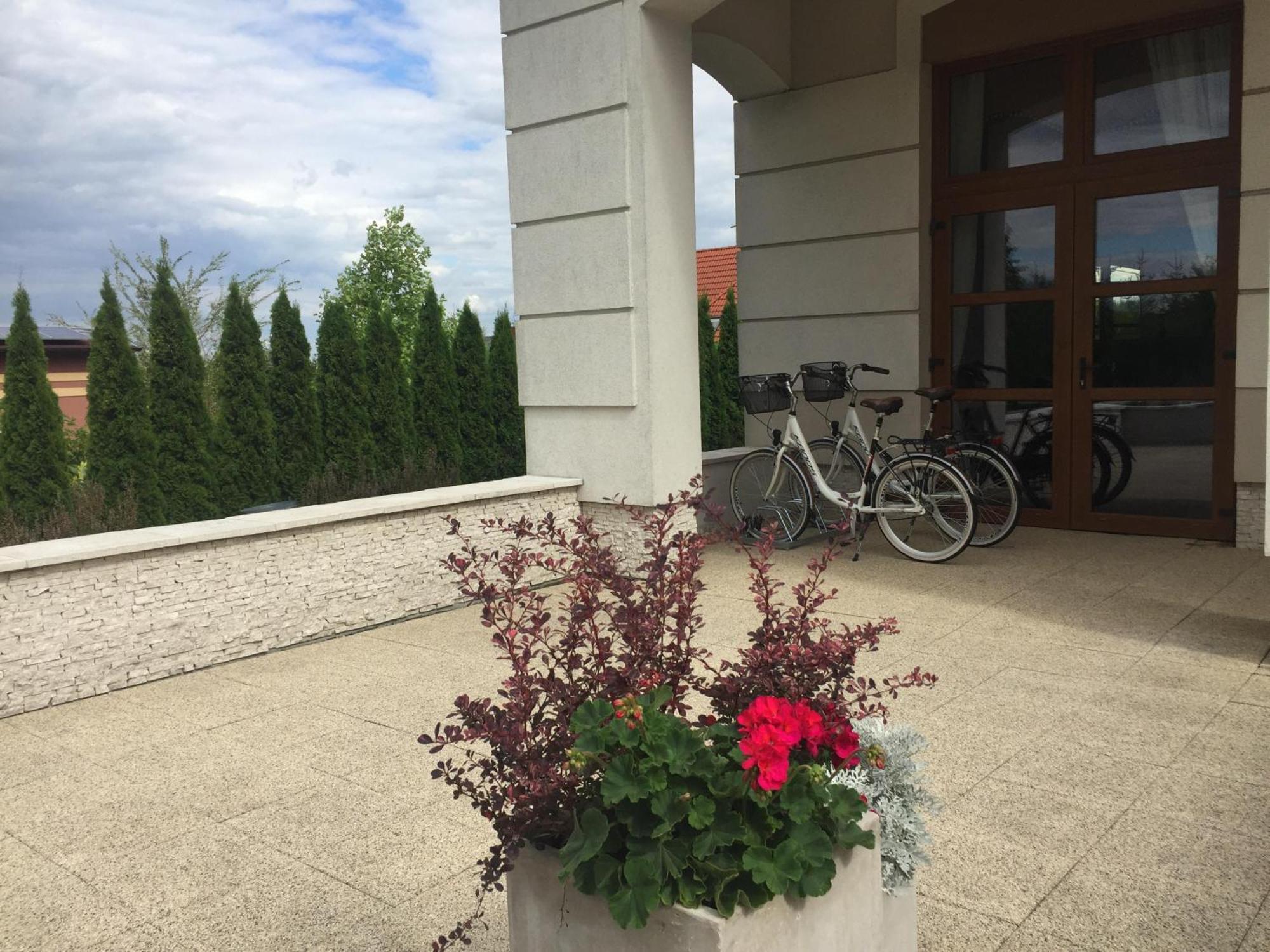 Hotel Trzy Róże Zemborzyce Dolne Exterior foto