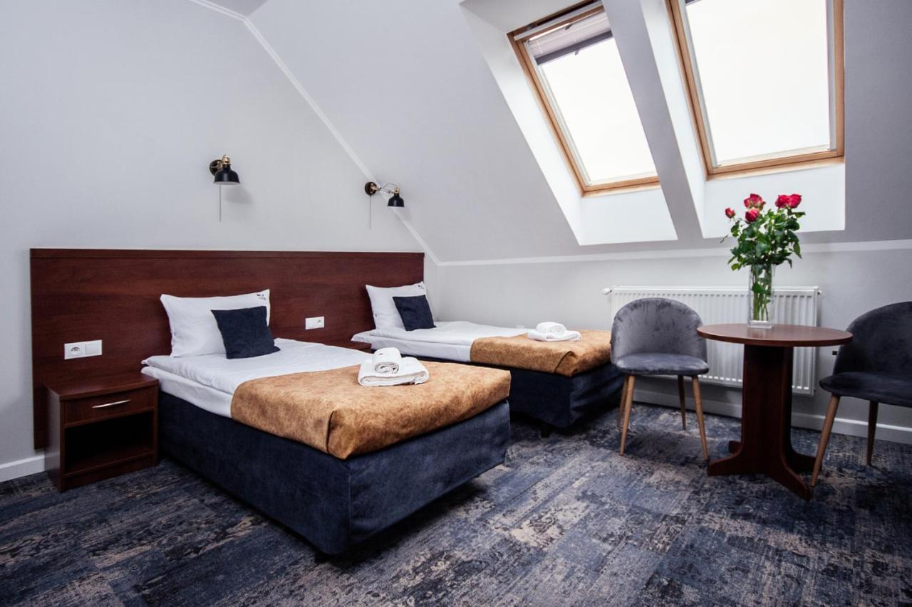 Hotel Trzy Róże Zemborzyce Dolne Exterior foto